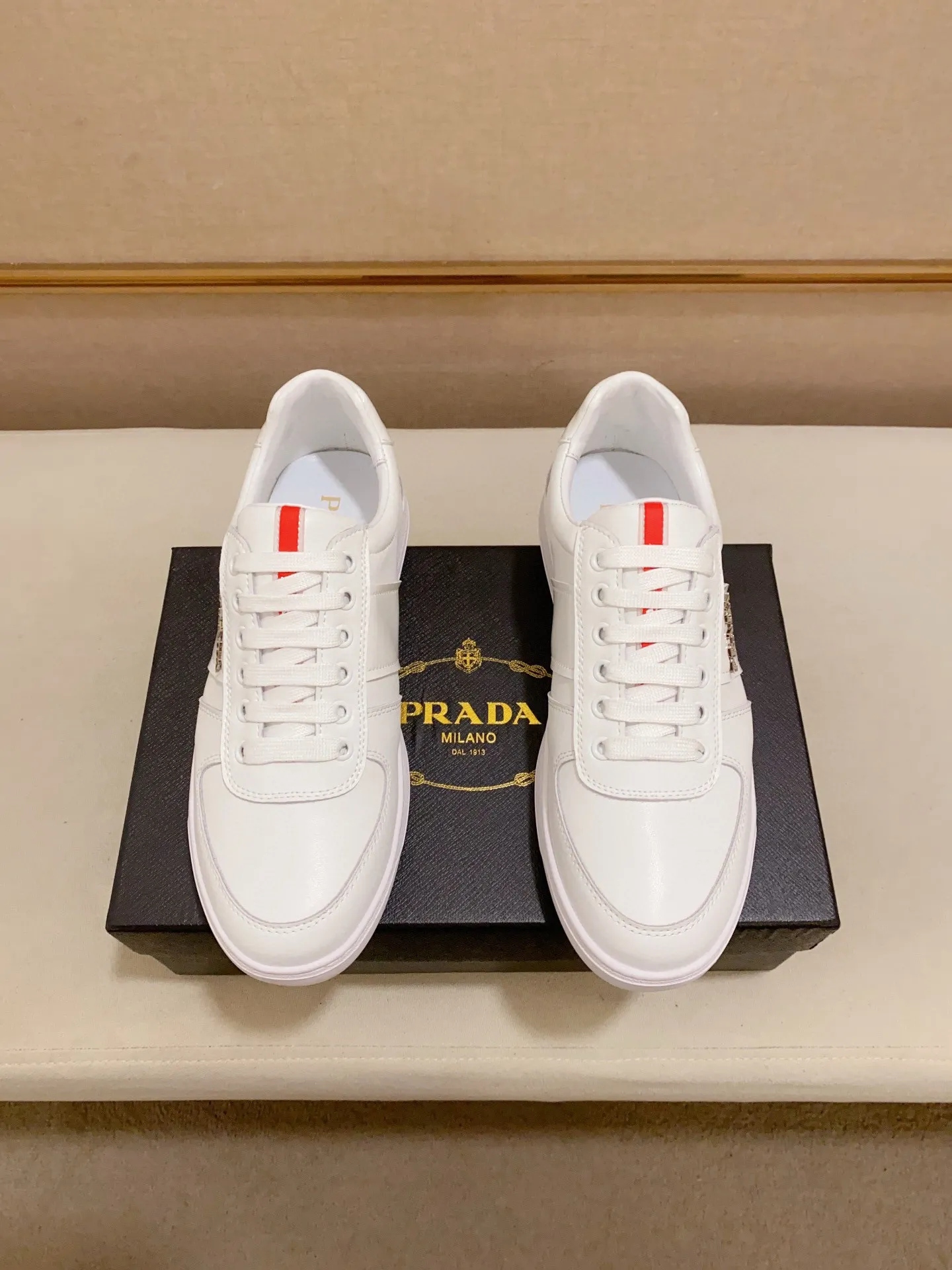 Men's shoes 💰: 440💰 [Prada～Prada] Trendy new models are on the market. Same style as the official website. Counter quality. Original matching. [Strong] [Strong] Selected first-layer cowhide fabric. Comfortable and breathable sheepskin lining, fine workmanship, upper layer made of 100% pure cowhide, original last shape, comfortable on the feet, shoe sizes 38 to 44